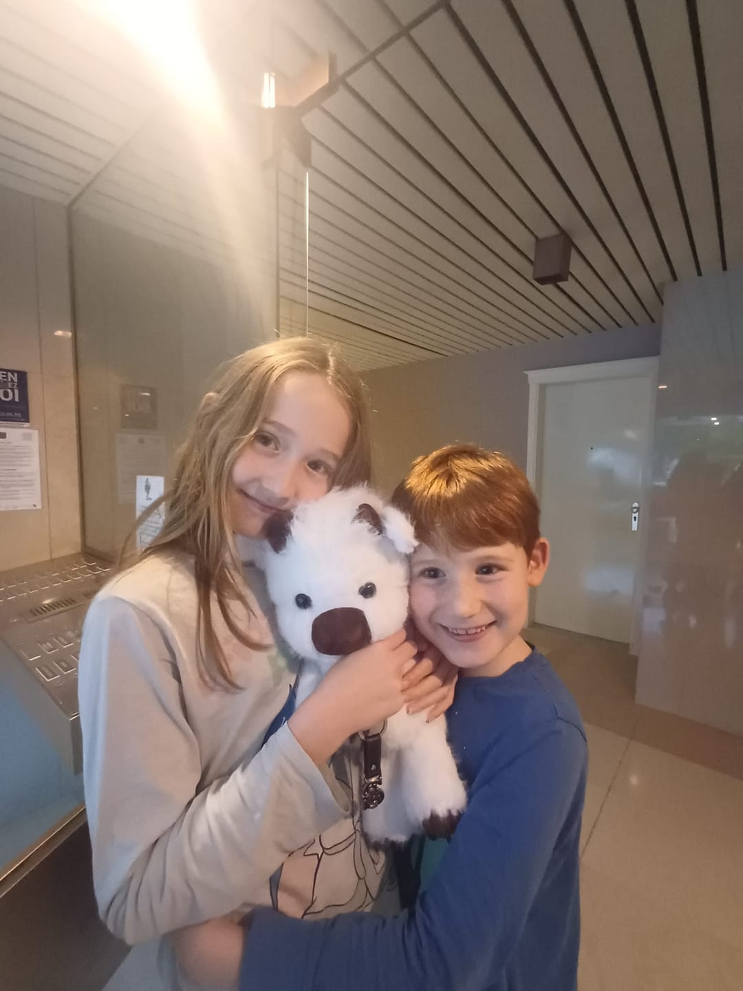 Customer photo review of La peluche vache qui court quand on l’agite | Floomie®