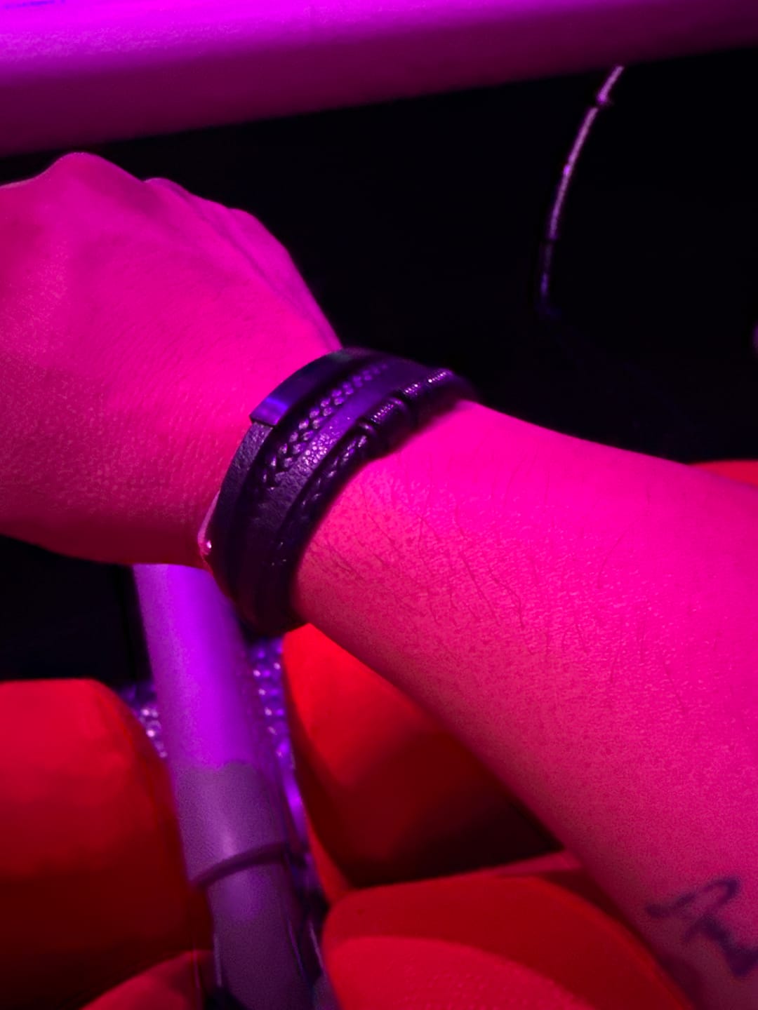 Customer photo review of Pulsera Sequel - Piel Natural