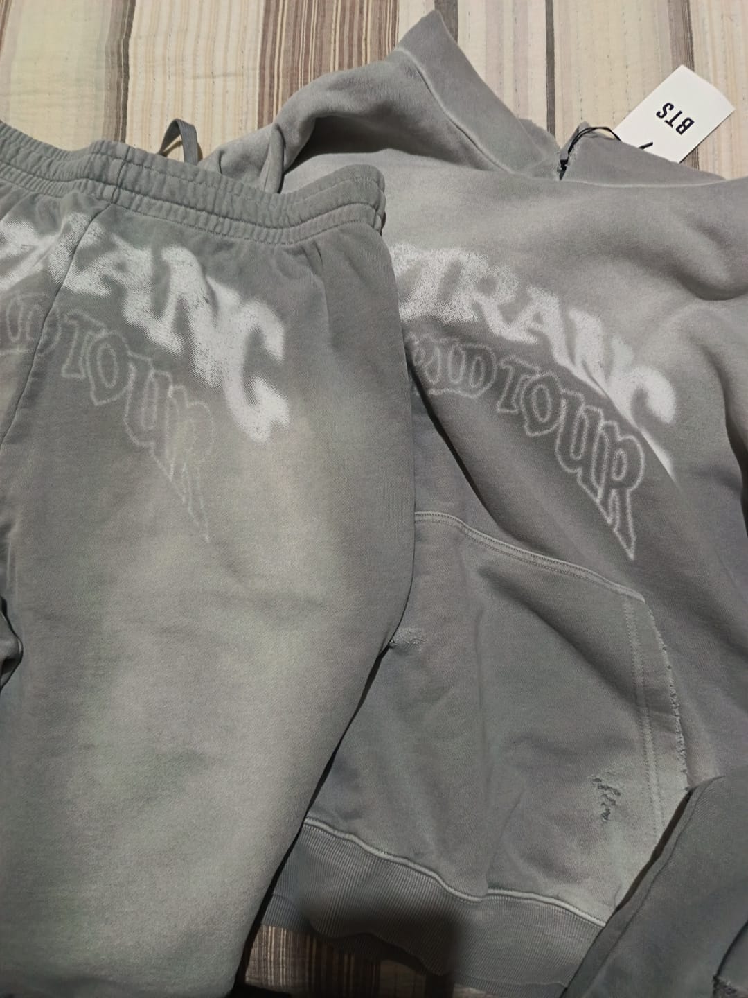 Customer photo review of [1ST / 2ND PRE-ORDER] BTS - ARIRANG WORLD TOUR OFFICIAL MD HOODIE & PANTS SET UP (GRAY)
