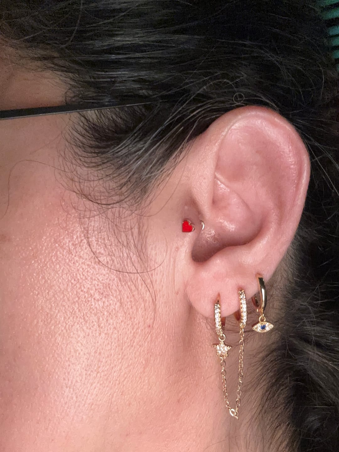 Customer photo review of Kupa Kalp Kırmızı Mineli Altın Piercing