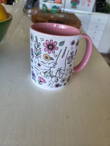 Recensentens Kärleksmugg med personligt tryck och rosa insida, stående på en köksbänk.