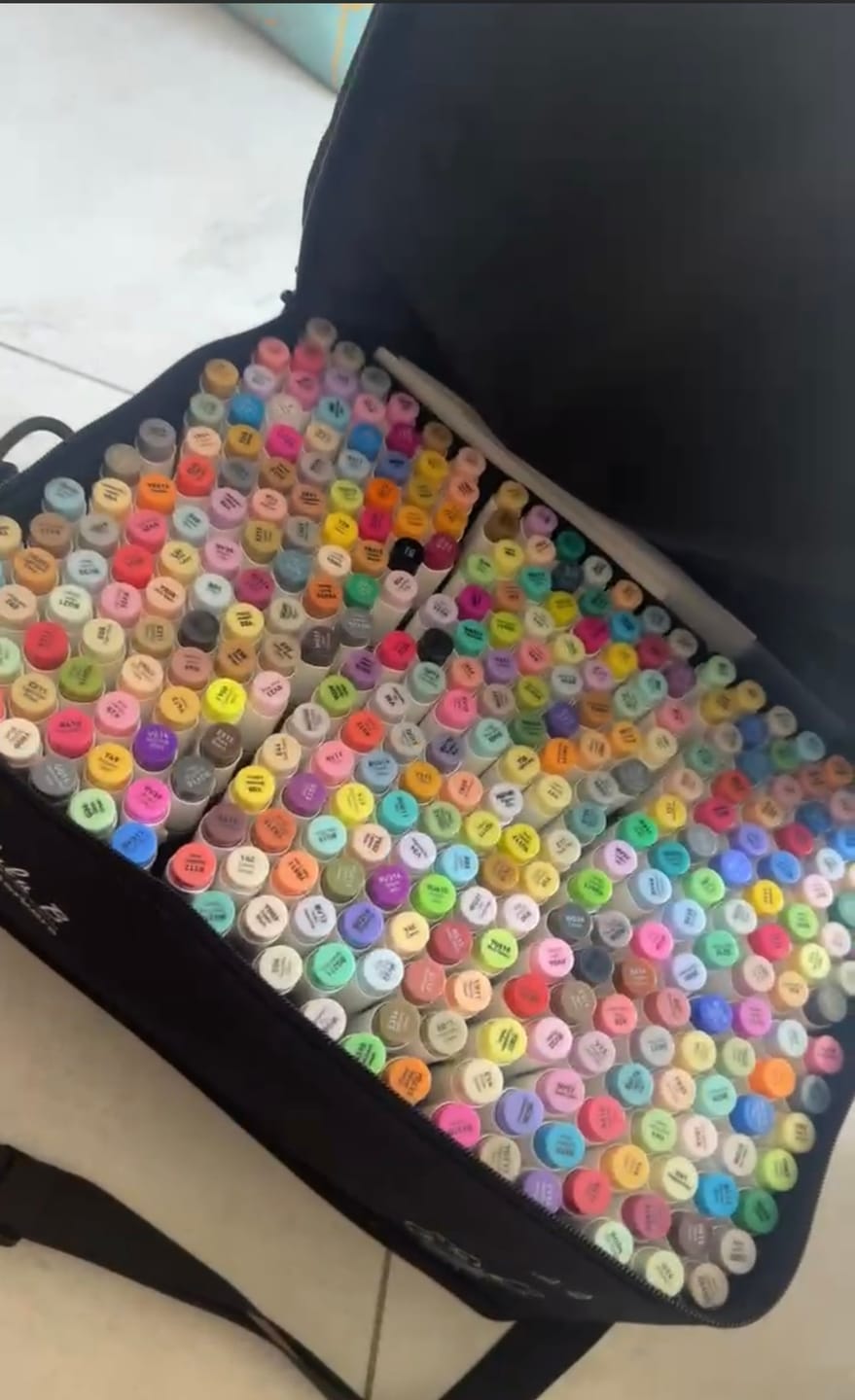Customer photo review of Ohuhu Acrylic Metallic Glitter Markers, 24 Colors - 0.7mm & 3mm Tip Paint Pens