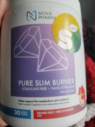 Un client montre le pot de Pure Slim Burner de Nova Pharma, saveur fruit du dragon et sans stimulant.