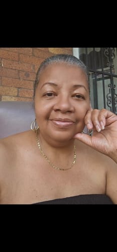 Reviewer smiling, showing the smooth, even coverage of the Lunéra Hudtint Stick on their face.