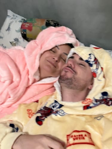 Dois clientes relaxando confortavelmente em seus Sleepo Minnie, um amarelo e outro rosa.