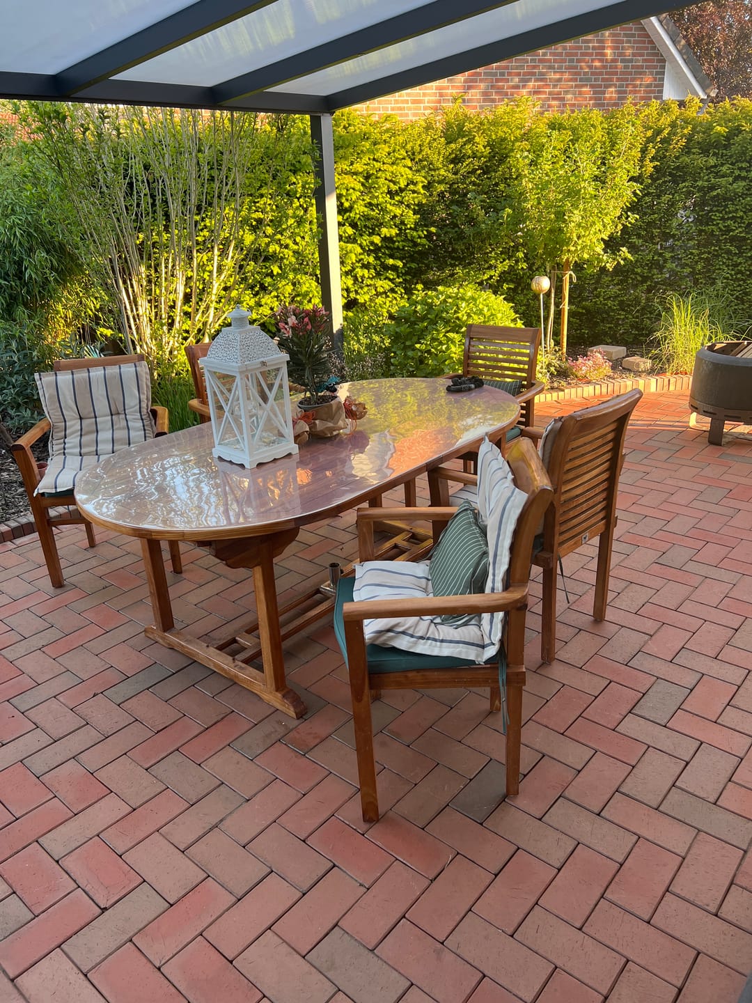 Customer photo review of Teak Gartenmöbel 200-300cm Ovaler Ausziehtisch mit 10 Oxford Stapelstühlen, inklusive Kissen.