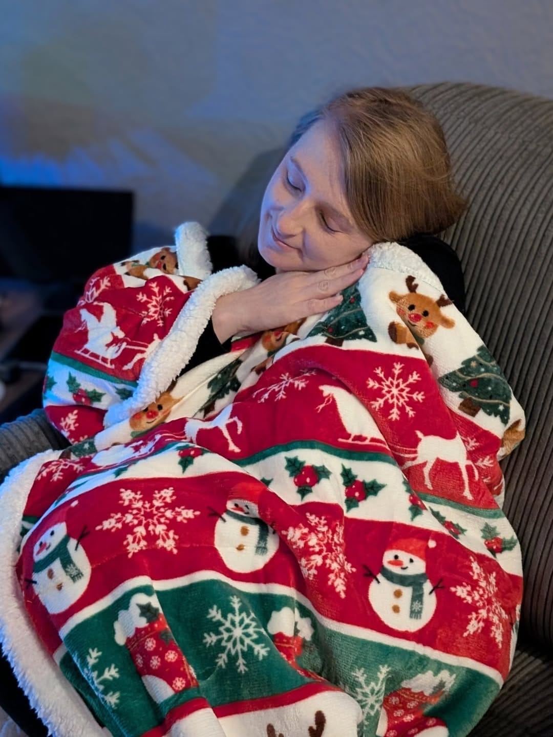 Customer photo review of OLAOLA Elk Wearable Blanket Red Flannel Christmas Tree Snowmen Warm Fuzzy Soft Throw For Christmas Decor Gift