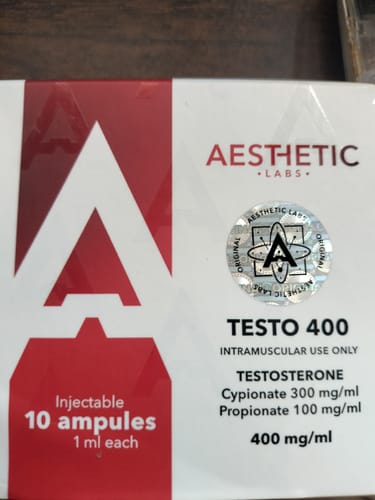 Primer plano de la caja del producto Aesthetic Labs TESTO 400 de un cliente, con un sello holográfico de autenticidad.