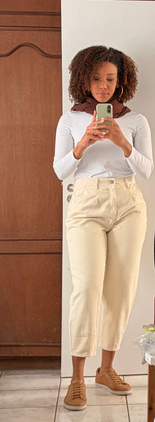 Customer photo review of Calça Jeans Slouchy Cacau Bege
