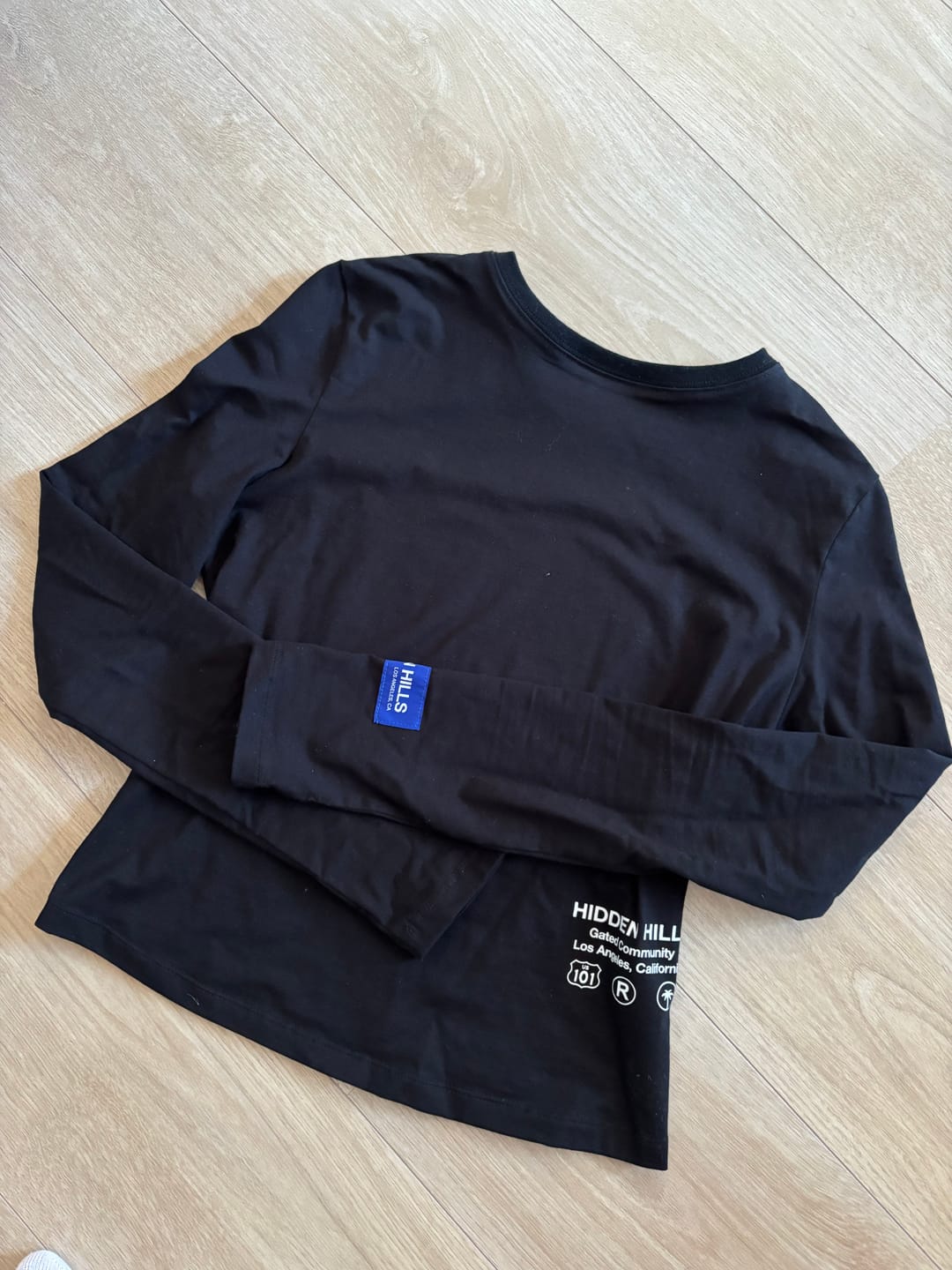 Customer photo review of LABEL LONGSLEEVE TOP BLACK
