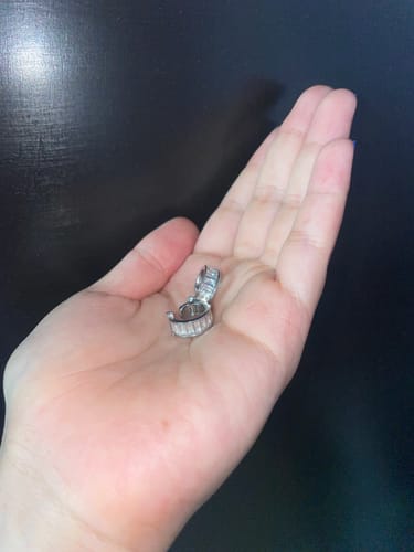 Cliente mostrando el brillante Ear Cuff Lettia Plata en la palma de su mano.