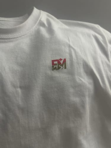 Photo d'un client : gros plan sur le t-shirt blanc COLLECTION LUCKY et son logo discret sur la poitrine.