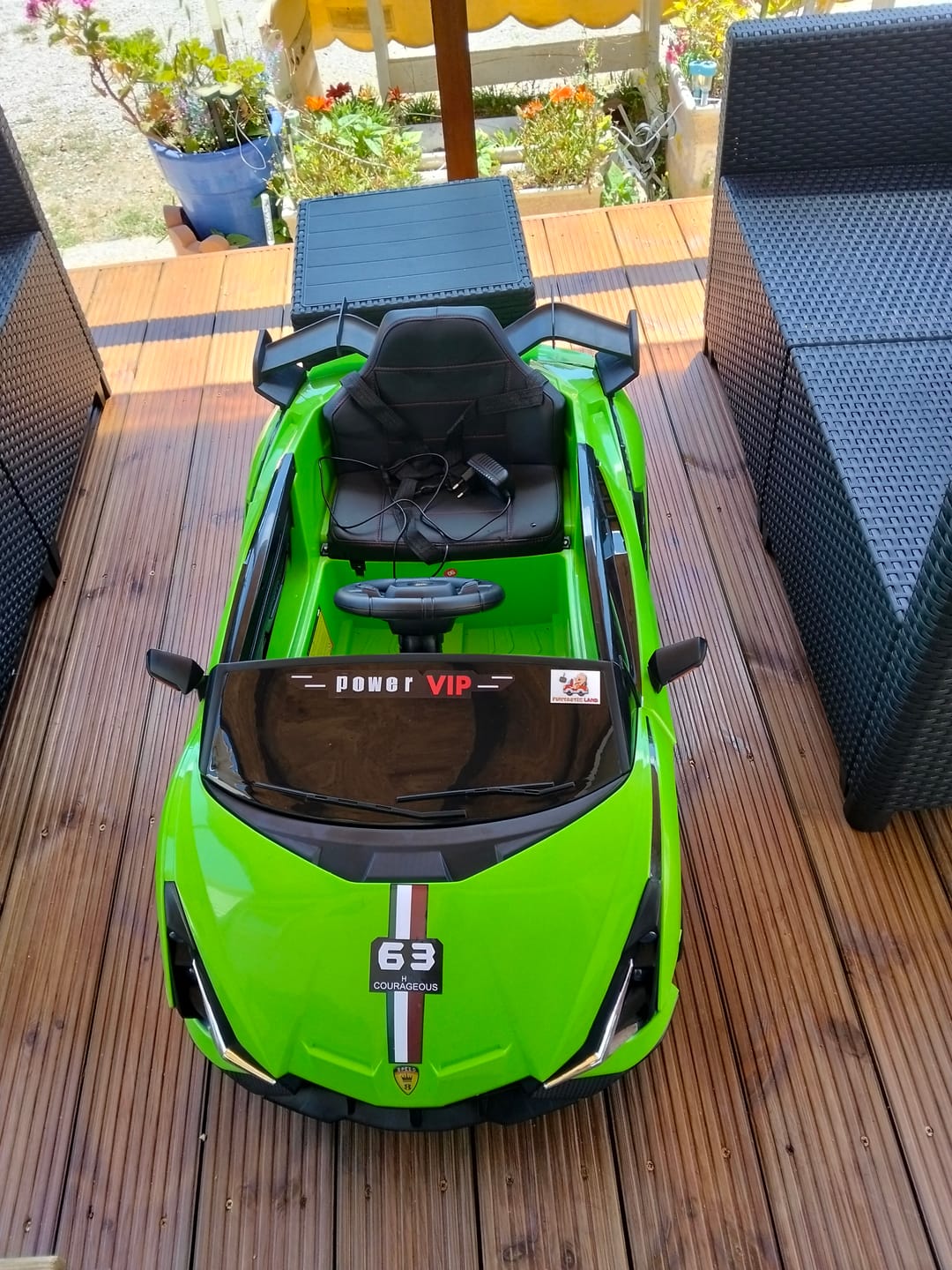 Customer photo review of Carro Elétrico para Criança Sian Style Verde 12v c/ RODAS DE BORRACHA & ASSENTO EM PELE