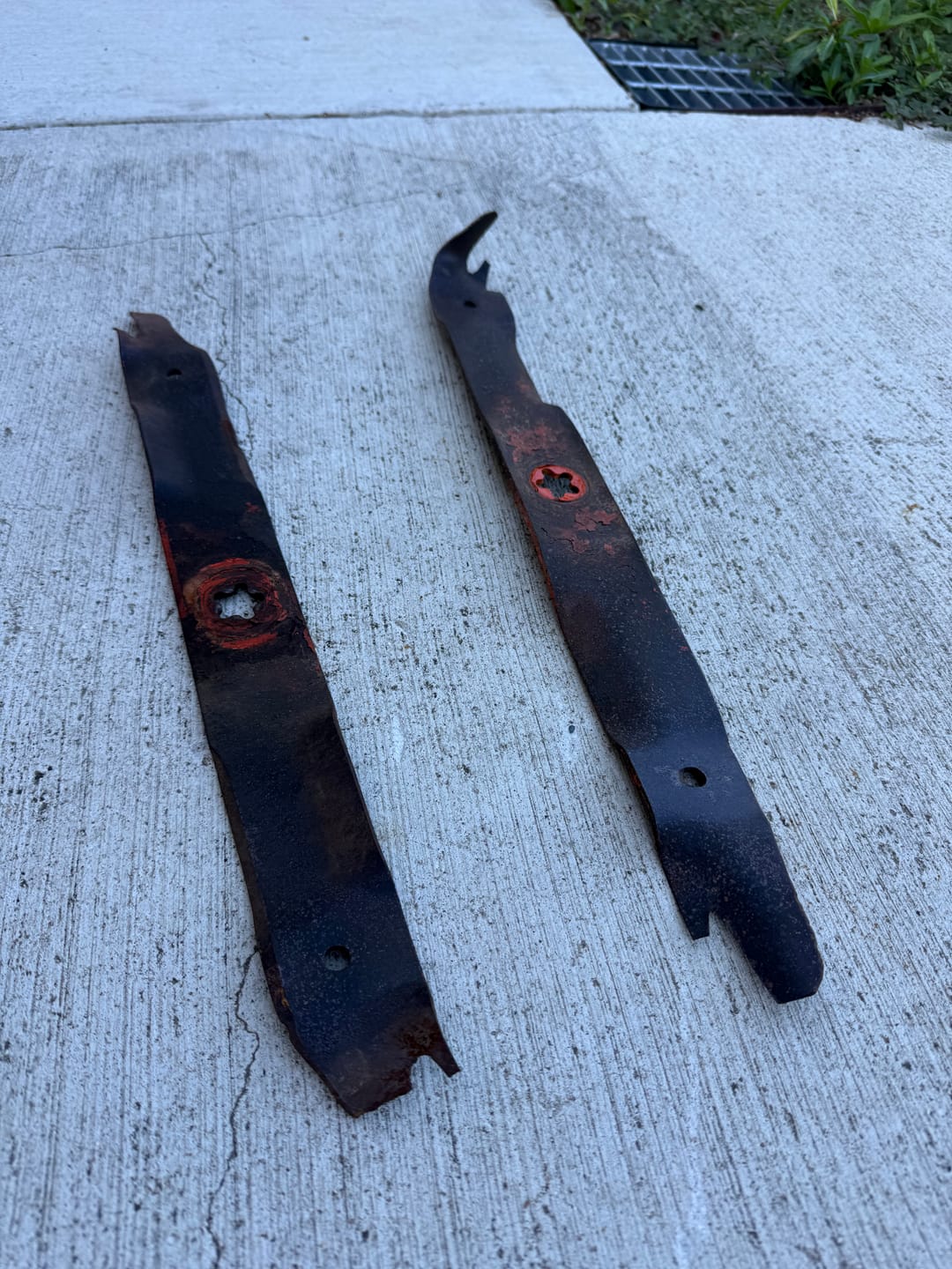 Customer photo review of Mower Blade Replacement (2-Blade System) REVO6 2.0
