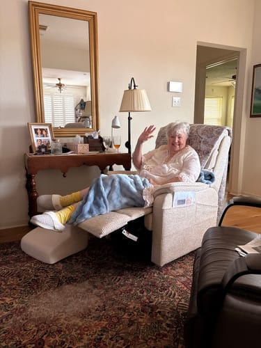 Customer photo of the Irene House 9188S lift recliner at home