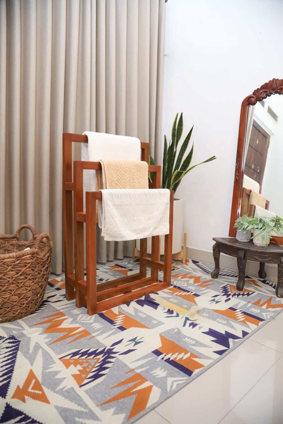 Customer photo review of Exclusive Tiered Teak Towel Rack