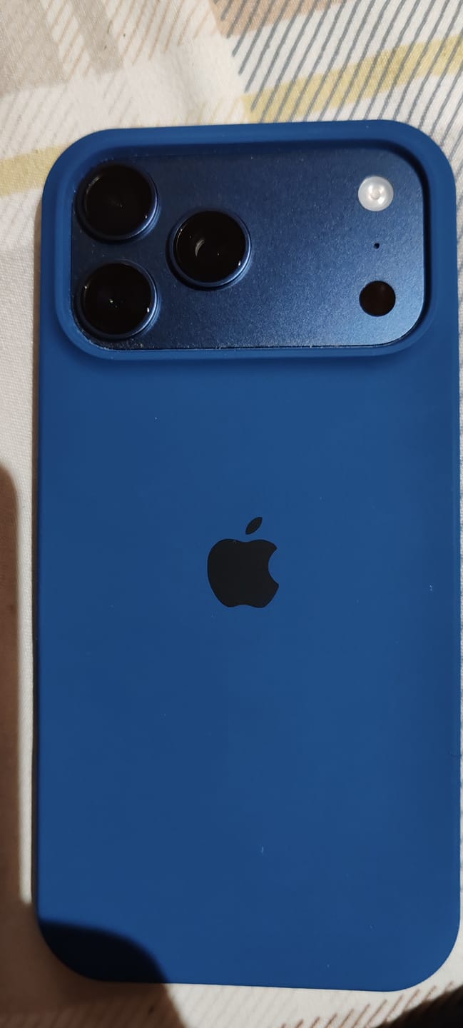Customer photo review of Husa Silicon pentru iPhone 17 Pro Max, Blue Jeans