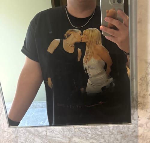 Cliente mostrando su camiseta Punch negra en una foto de espejo.