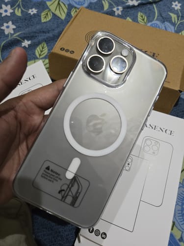 Customer holding the sleek Anti Yellow Magsafe Clear Case on an iPhone, showing the white MagSafe ring.