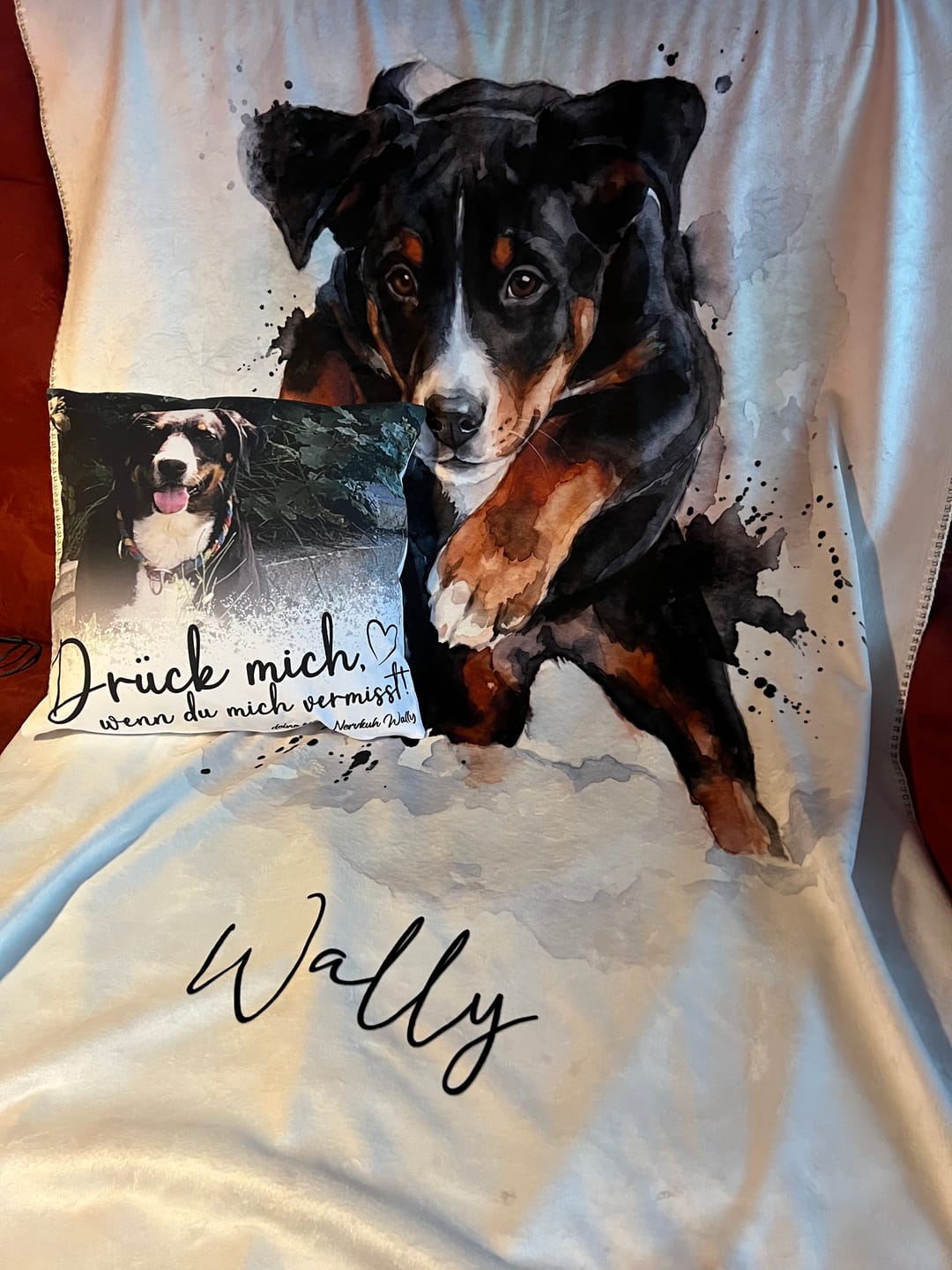 Customer photo review of Personalisiertes Kissen - Haustier "Drück Mich"