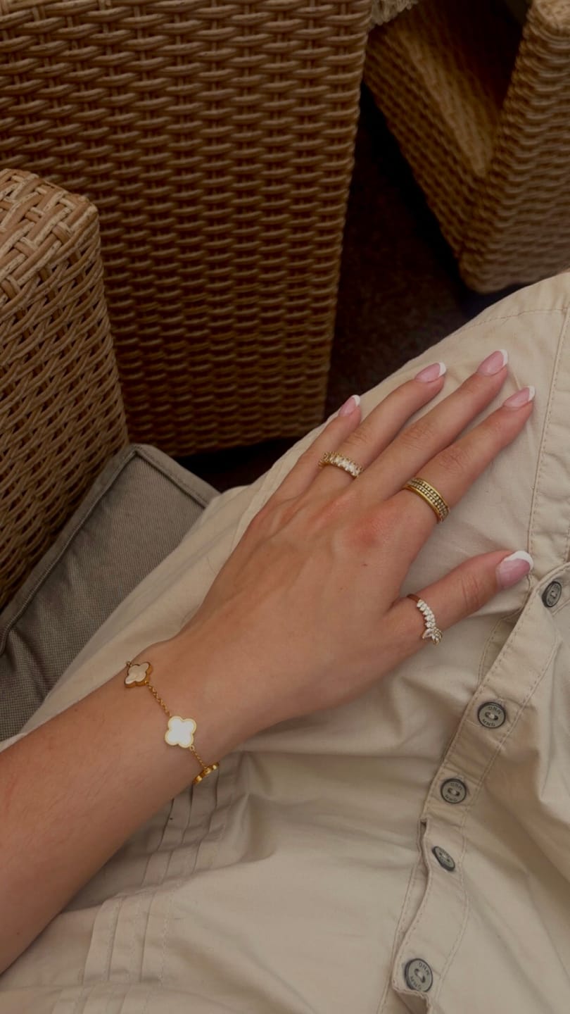 Customer photo review of Clover Perlmutt Armband | 18K vergoldet