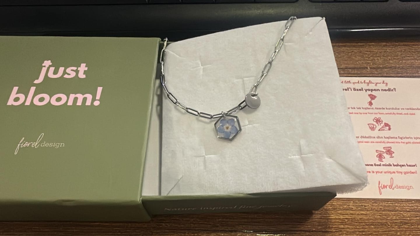Customer photo review of Unutmabeni Çiçeği Altıgen Kolye - Silver
