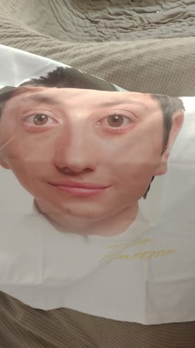 Cliente muestra un primer plano del estampado detallado de la camiseta Paco Amoroso 2.0.