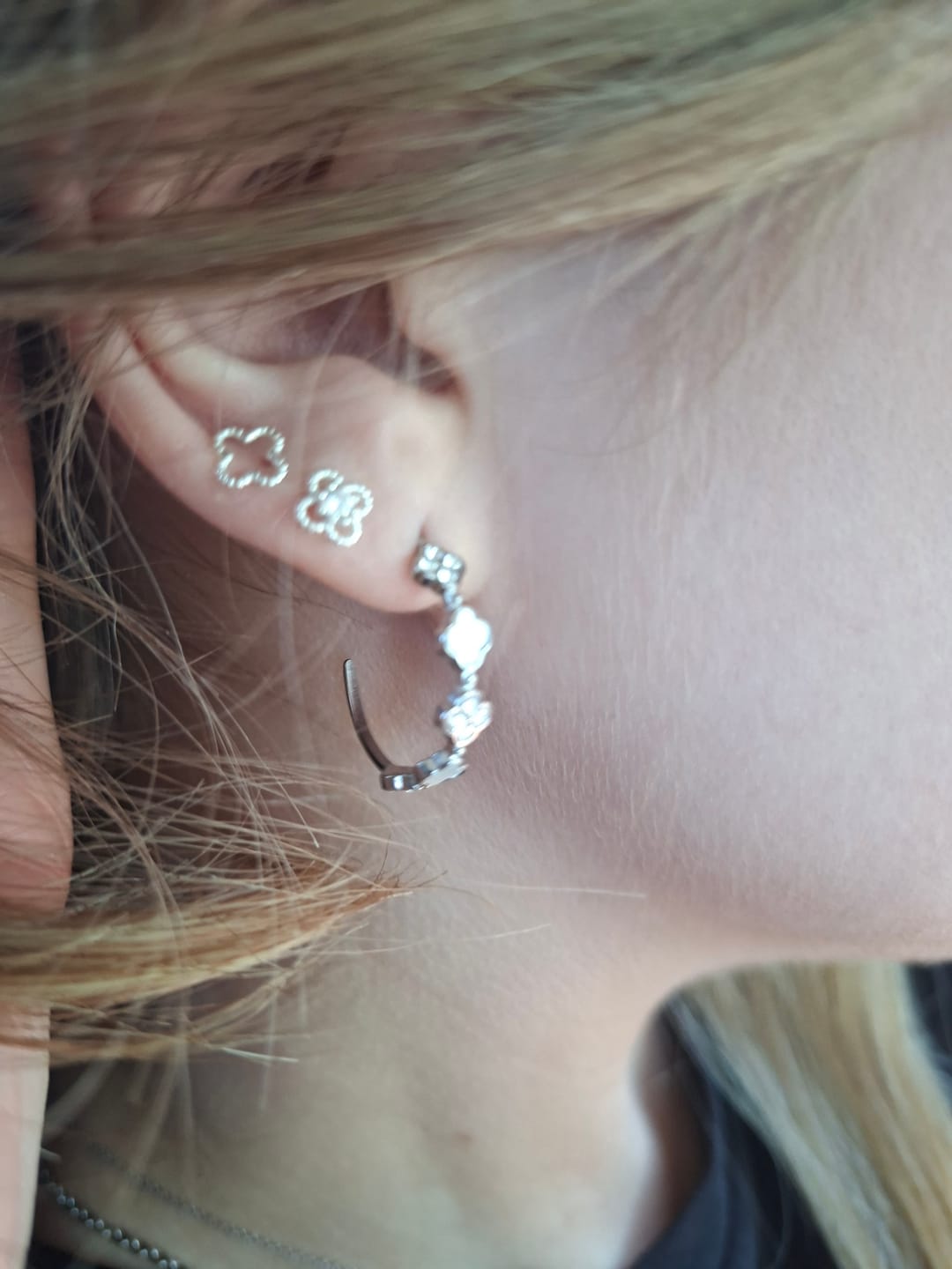 Customer photo review of Golden Lucky Leaf Huggie Ohrringe 14K Vergoldet