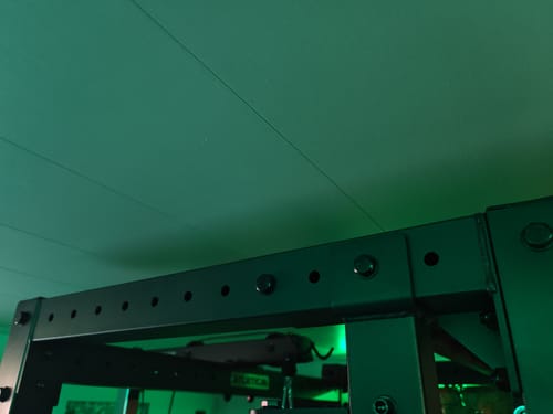 Nahaufnahme der R7 Crossbar Deep eines Kunden, die unter einer niedrigen Decke in einem Keller installiert ist.