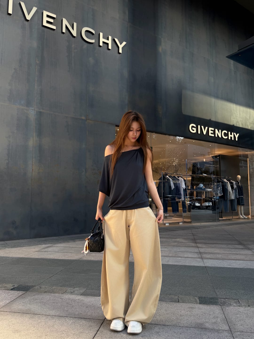 Customer photo review of ROVENTE Low-Rise Curved Wide-Leg Pants in Sand Beige