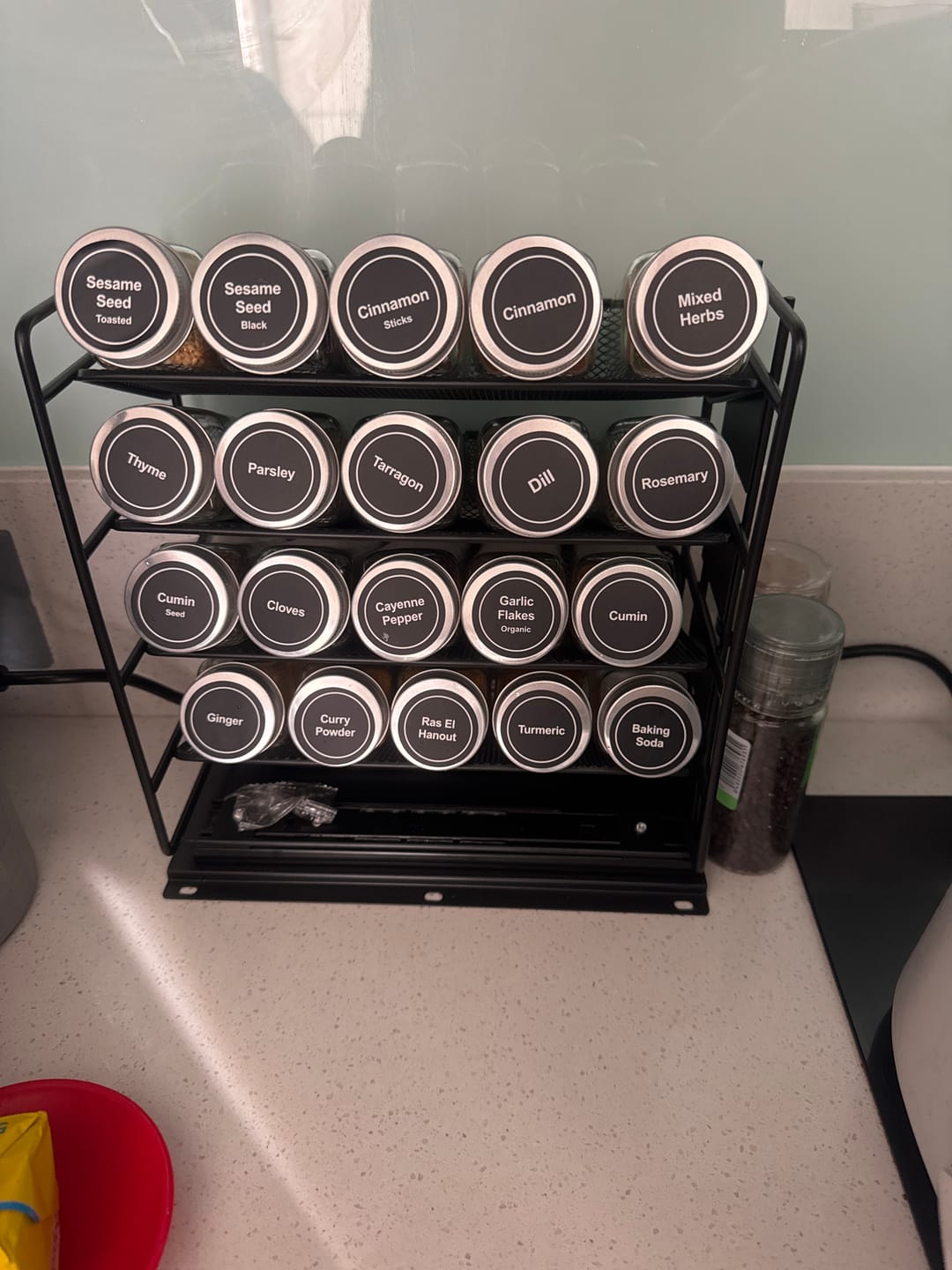 Customer photo review of 20 Condimenteros De Vidrio + Estante Desplegable Y Etiquetas Negro