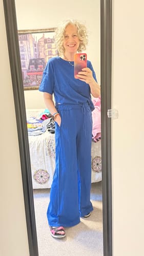 Reviewer in a mirror selfie wearing the blue Zen Cotton Slub Lounge Set with relaxed, long wide-leg pants.