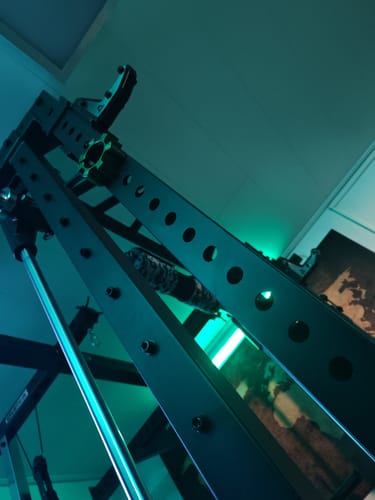 Ein Kunde zeigt seine R7 Uprights Low aus einer niedrigen Perspektive in einem schwach beleuchteten Raum.