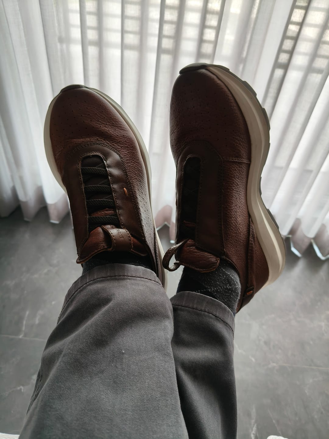 Customer photo review of SNEAKER SUELA ULTRA LIGERA AGUJETAS ELÁSTICAS PIEL CAFÉ