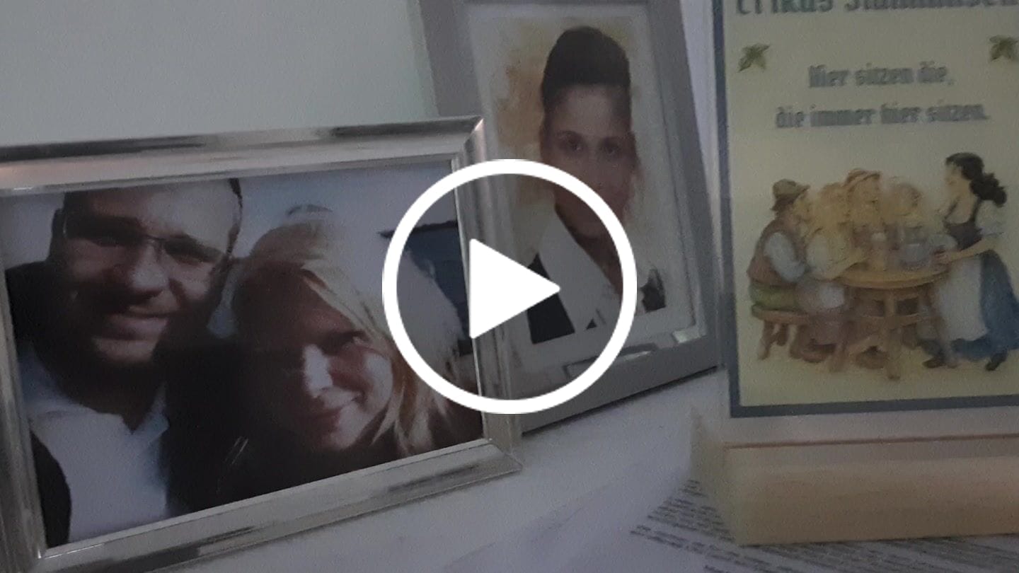 Customer video review of Acrylglas - Tischaufsteller Stammtisch Vintage - personalisierbar