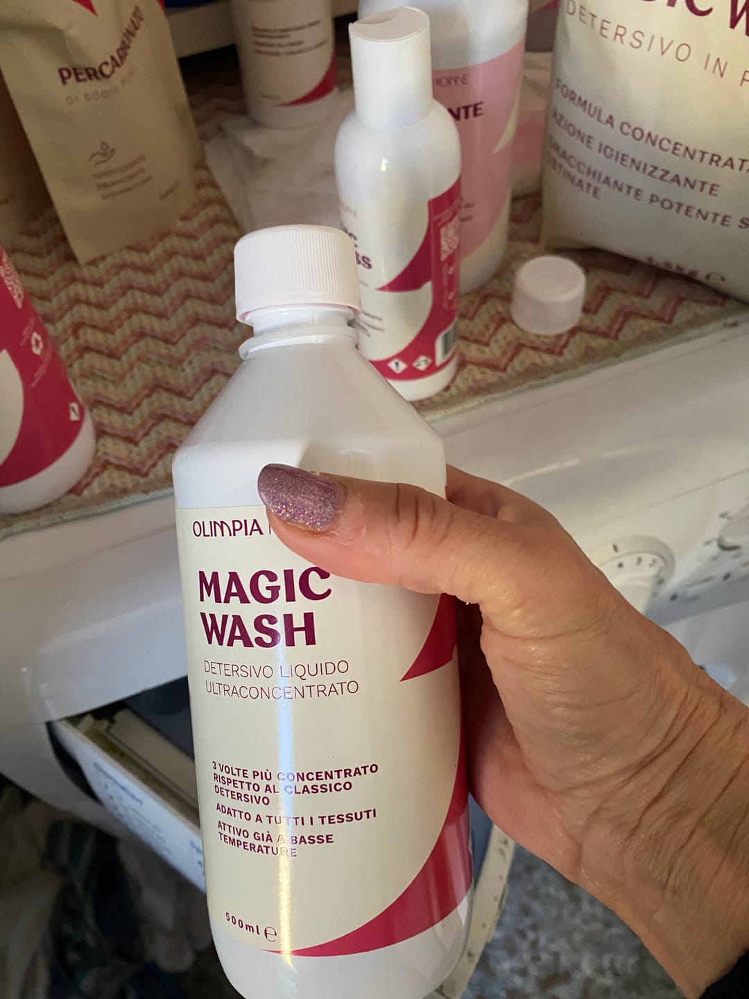 Customer photo review of Magic Wash Liquido - Il Detersivo Professionale per un Bucato Perfetto