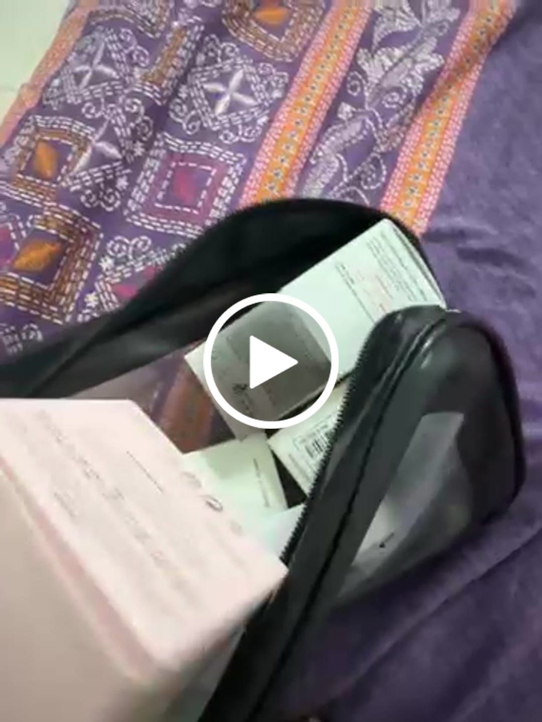 Customer video review of حقيبة مستحضرات التجميل الشفافة المقاومة للماء - أسود