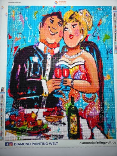 Rezensent zeigt das fertige Diamond Painting 'Fröhliche Malerei - Dicke Damen Paar' eines Paares beim Anstoßen.