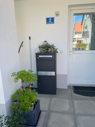Customer photo review of Paketbox PB1 mit Briefkasten | anthrazit - RAL7016 | personalisiert mit Edelstahl-Schild
