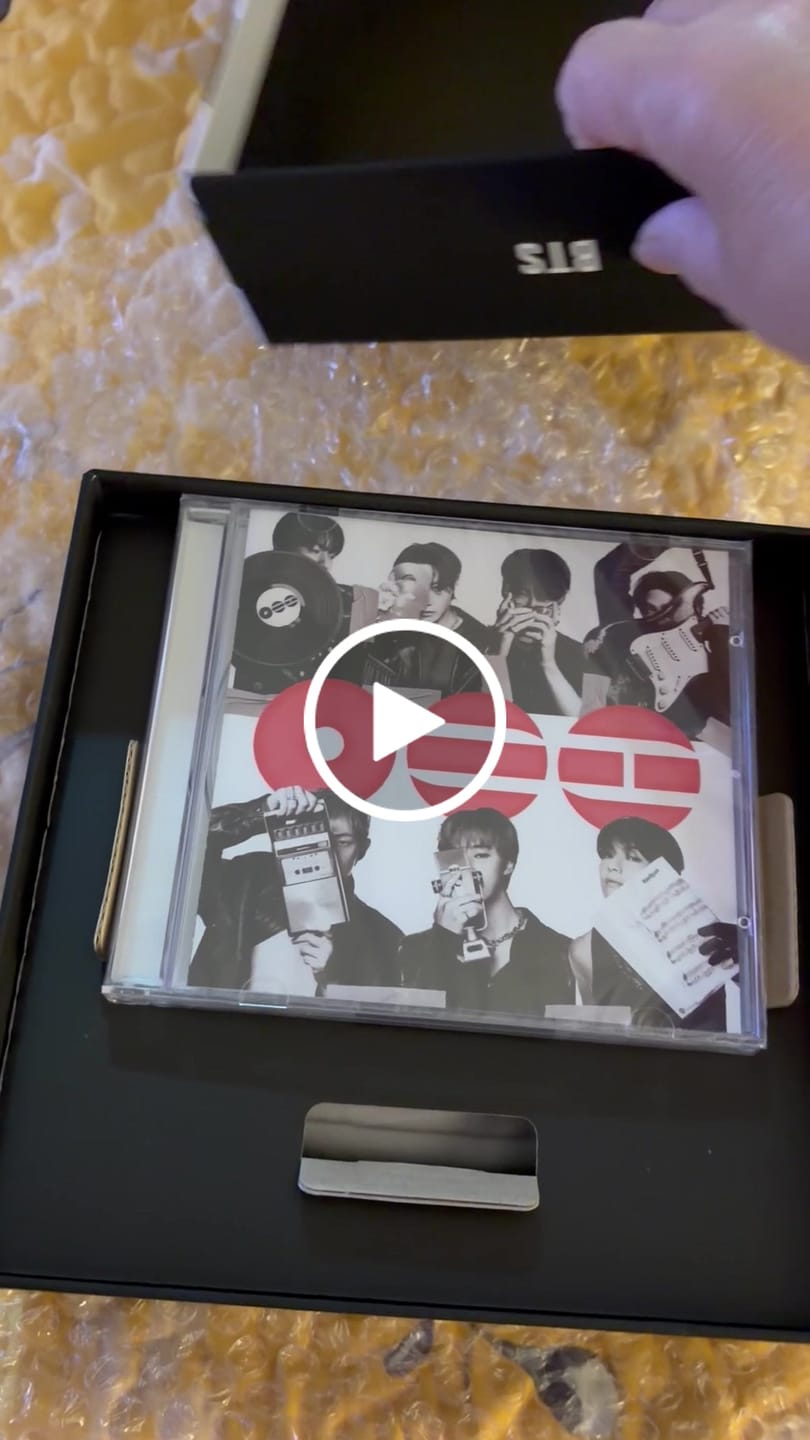 Customer video review of BTS - ARIRANG 5TH ALBUM T-SHIRT CD BOX SET VER