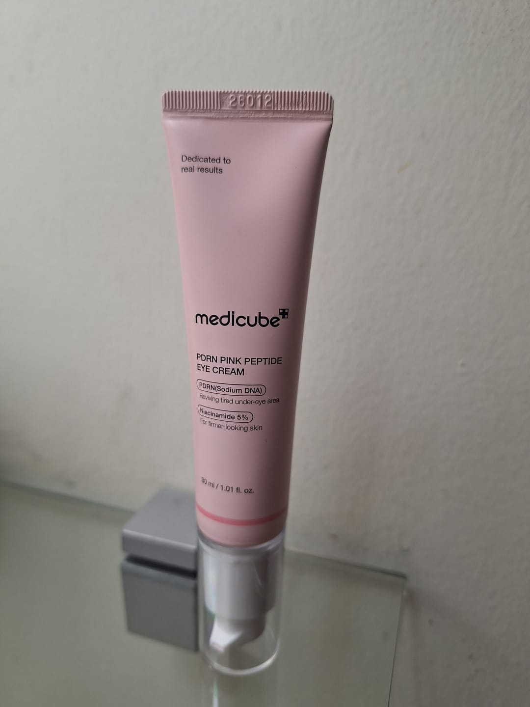Customer photo review of MEDICUBE - PDRN Pink Peptide Eye Cream 30 ML | Contorno de Ojos Antiedad