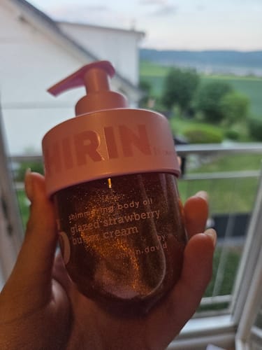 Customer photo review of Shimmering Body Oil Glazed Strawberry Butter Cream