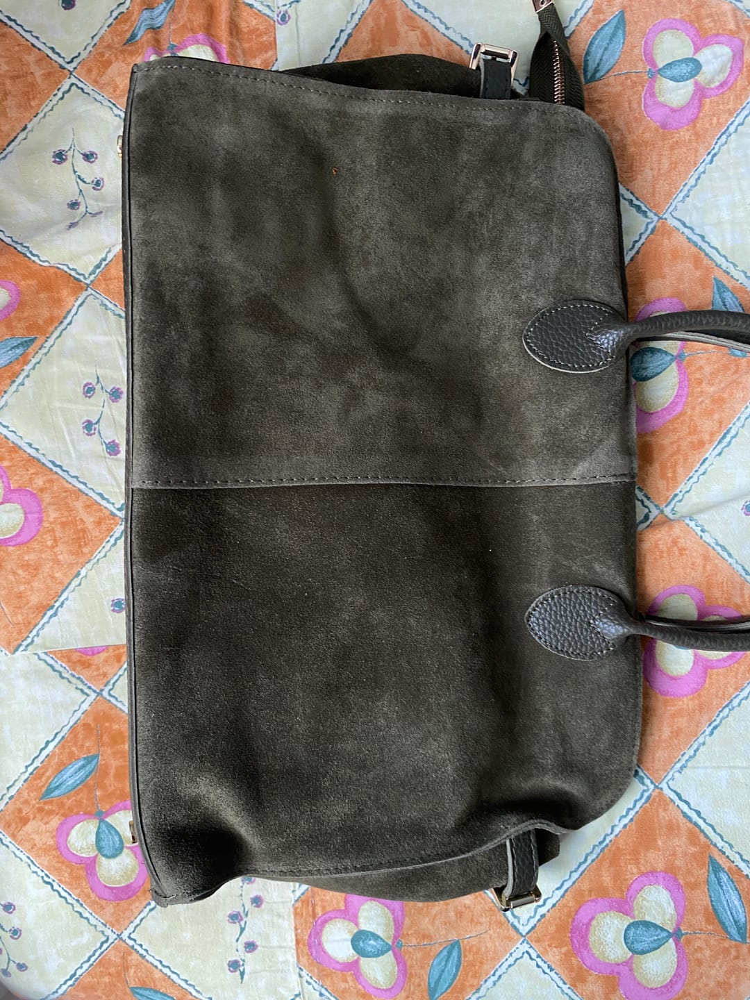 Customer photo review of Totem XL | Büyük Boy Hakiki Süet Deri El ve Omuz Çantası | Zümrüt