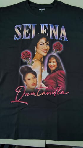 Foto de un cliente mostrando la camiseta negra de Selena con su estampado de estilo vintage.