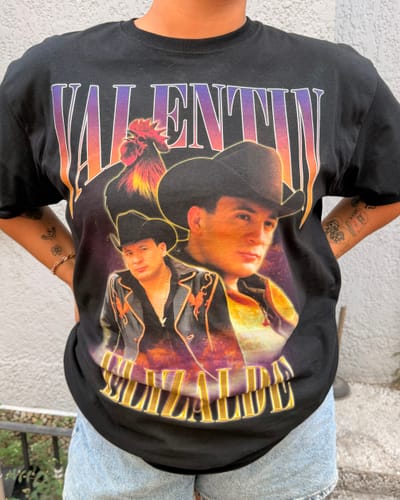 Cliente posando con la camiseta negra Valentín para mostrar el diseño gráfico frontal.