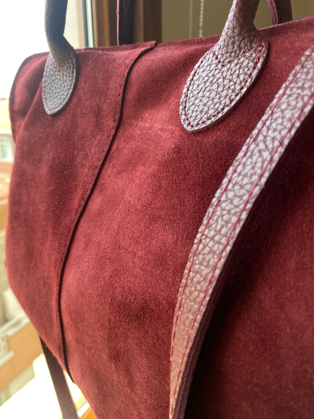 Customer photo review of Totem XL | Büyük Boy Hakiki Süet Deri El ve Omuz Çantası | Bordo
