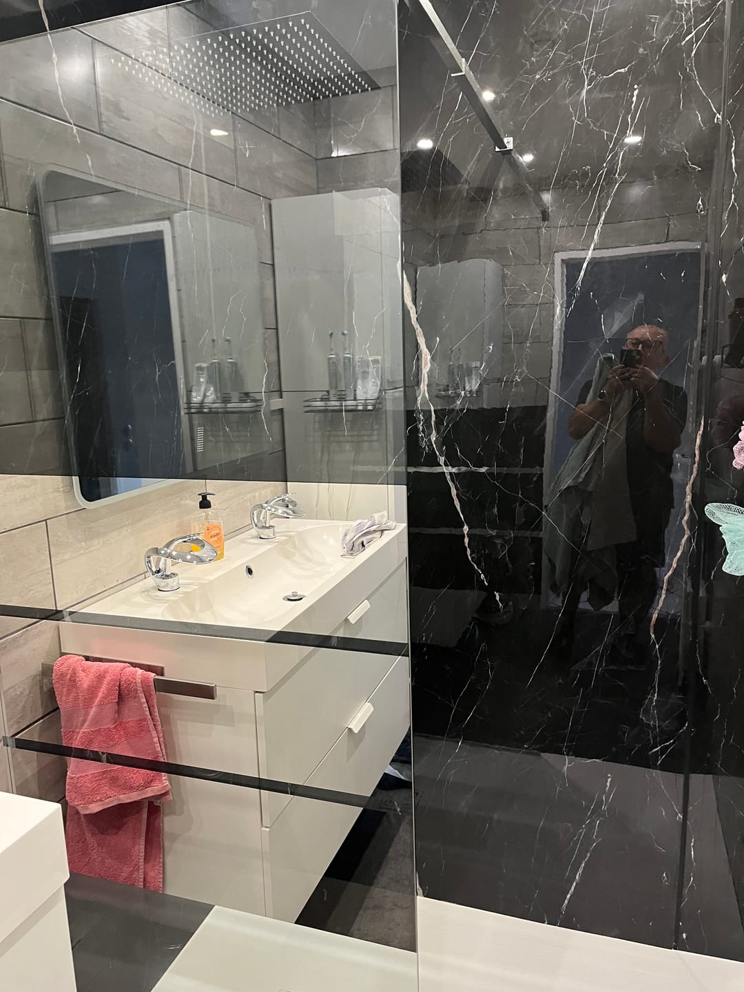 Customer photo review of Panneau Mural PVC Marbre Noir Brillant – Imperméable Douche & Salle De Bain