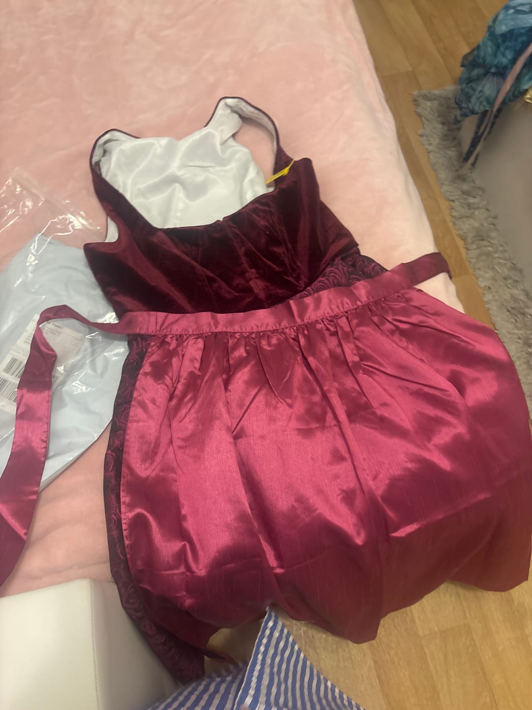 Customer photo review of Rot Herz-Ausschnitt Knöpfen Dirndl