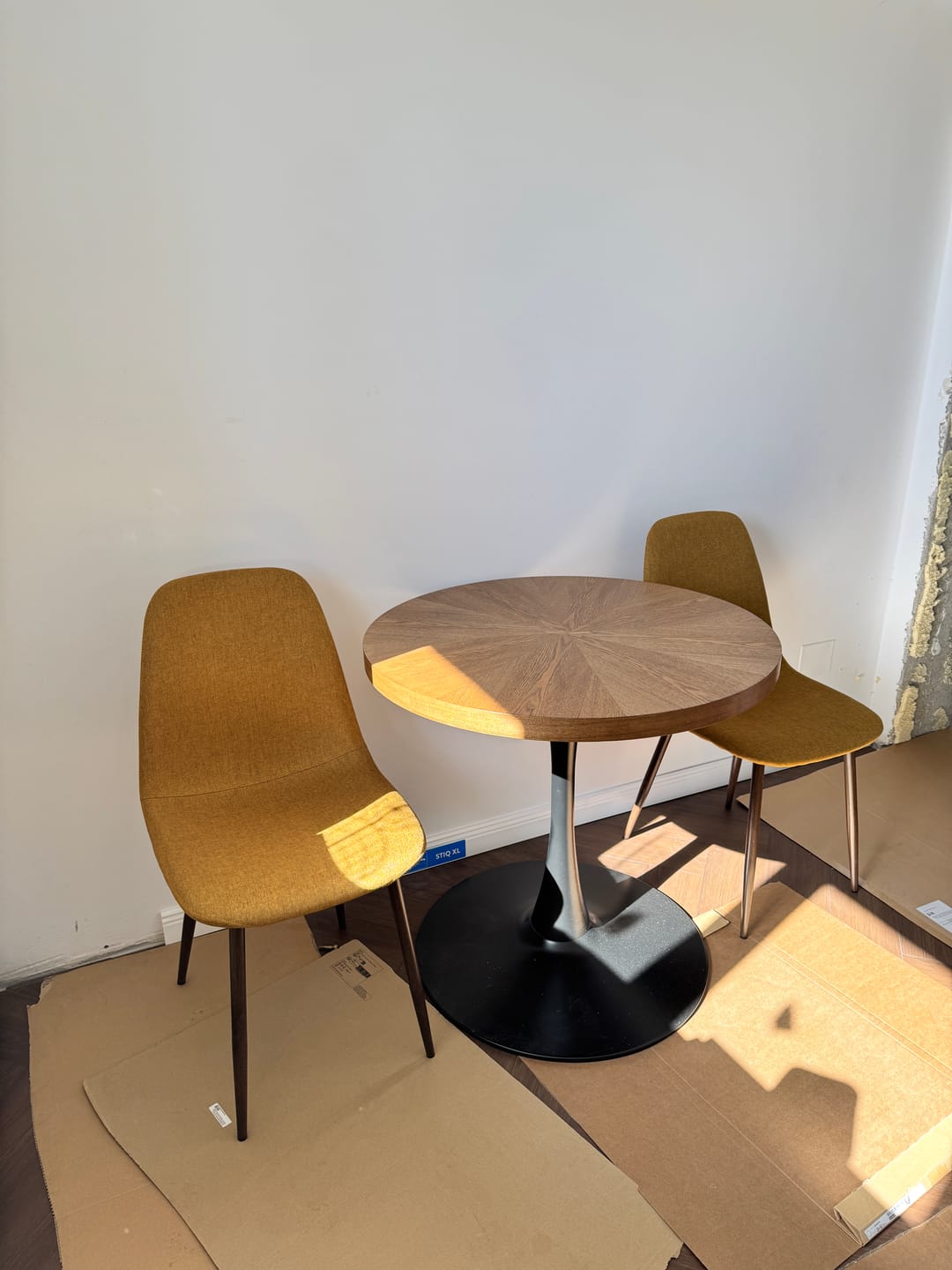 Customer photo review of Masa rotunda lemn bucatarie AMADEO, nuc/negru, 80x80x76 cm