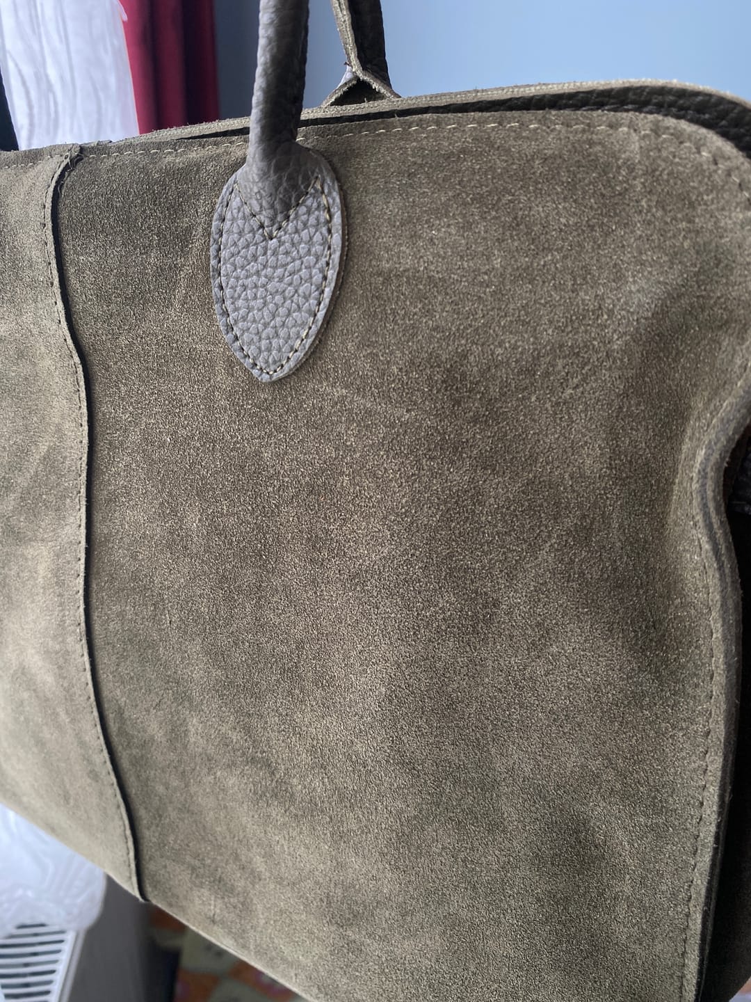 Customer photo review of Totem XL | Büyük Boy Hakiki Süet Deri El ve Omuz Çantası | Zümrüt